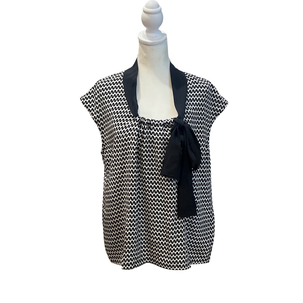 Trina Turk Silk Sleeveless Blouse Top Black‎ White Chevron Tie Neck Women's M